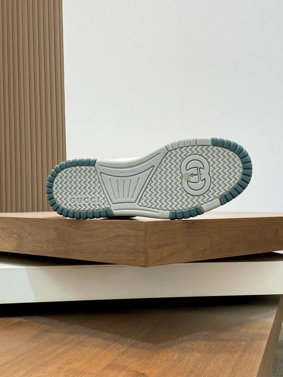 Men's Shoes 💰660 𝐆𝐮𝐜𝐜𝐢 𝐑𝐞-𝐖𝐞𝐛 As the first sneaker created by Sabato De Sarno for Gucci, the Re-Web series reinterprets the brand's classic stripes and sets off the modern silhouette design with bold and unique details. These shoes are crafted from white leather. This new sneaker is ingeniously decorated with many of the brand's classic details, and is equipped with a bright red and green webbing tongue, which will make people fall in love at first sight. White leather treated with a special process for softness and luster, with an embossed grainy texture. Script Gucci logo and interlocking G web label with Interlocking G and script Gucci logo. Rubber outsole with interlocking G detail eyelets. Web tongue. Size: 39-44 (customized for sizes 38 and 45)